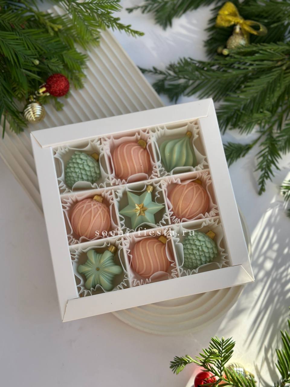 зимний новогодний декор с кедровыми шишками и белым амариллисом для омского офиса