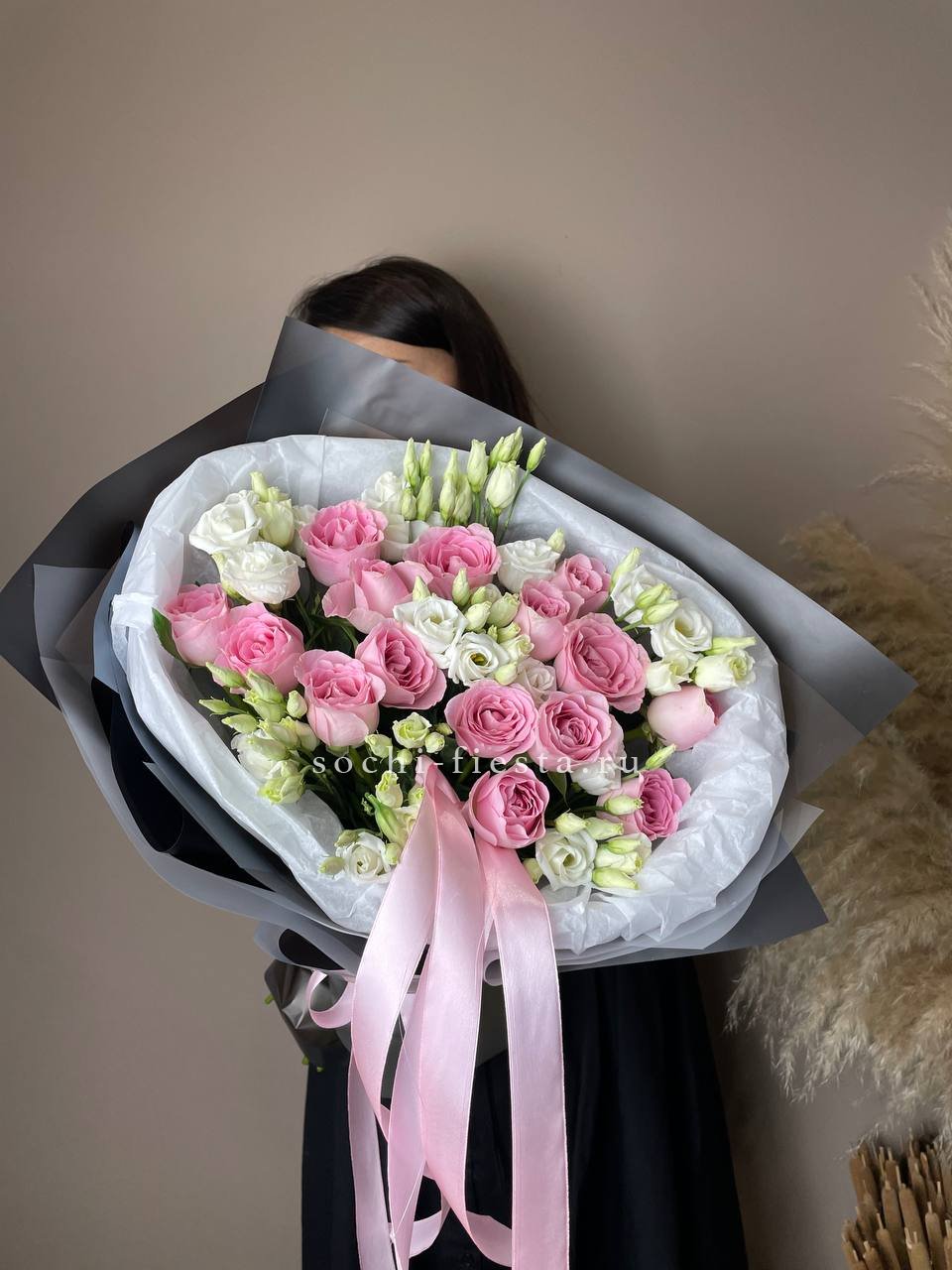 сибирский сборный букет из роз и хризантем с акцентами из облепихи для омского подарка