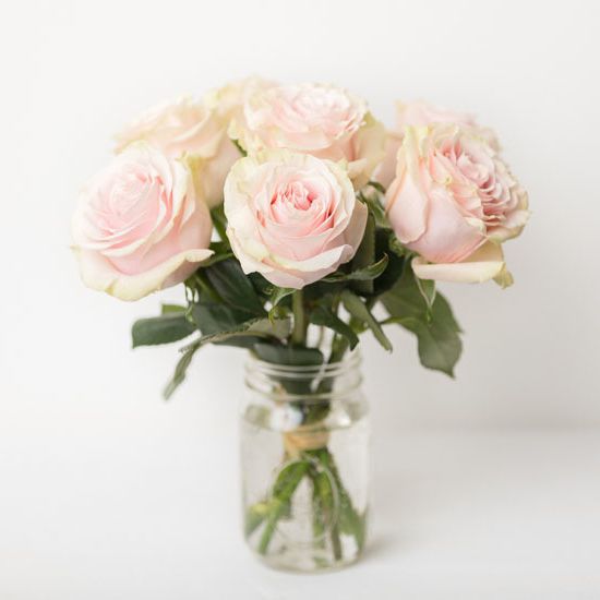 розы Freedom в омской флористической студии в зимней термо-упаковке