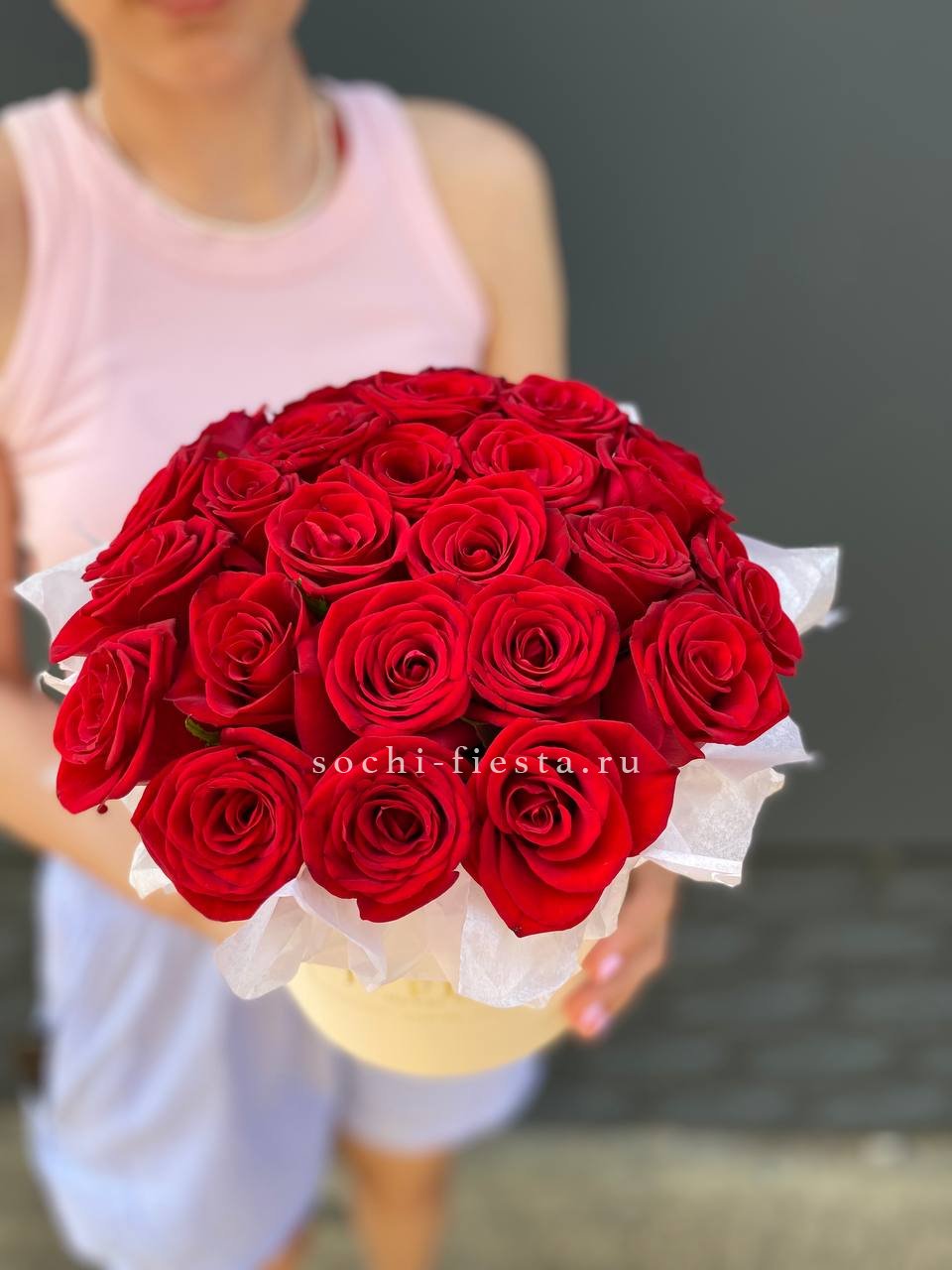 зимняя коробка с амариллисом и ветвями лиственницы для омской студии