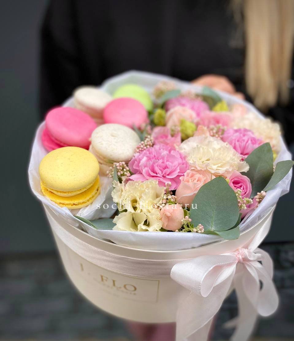 акционная витрина омской флористической студии с зимними композициями