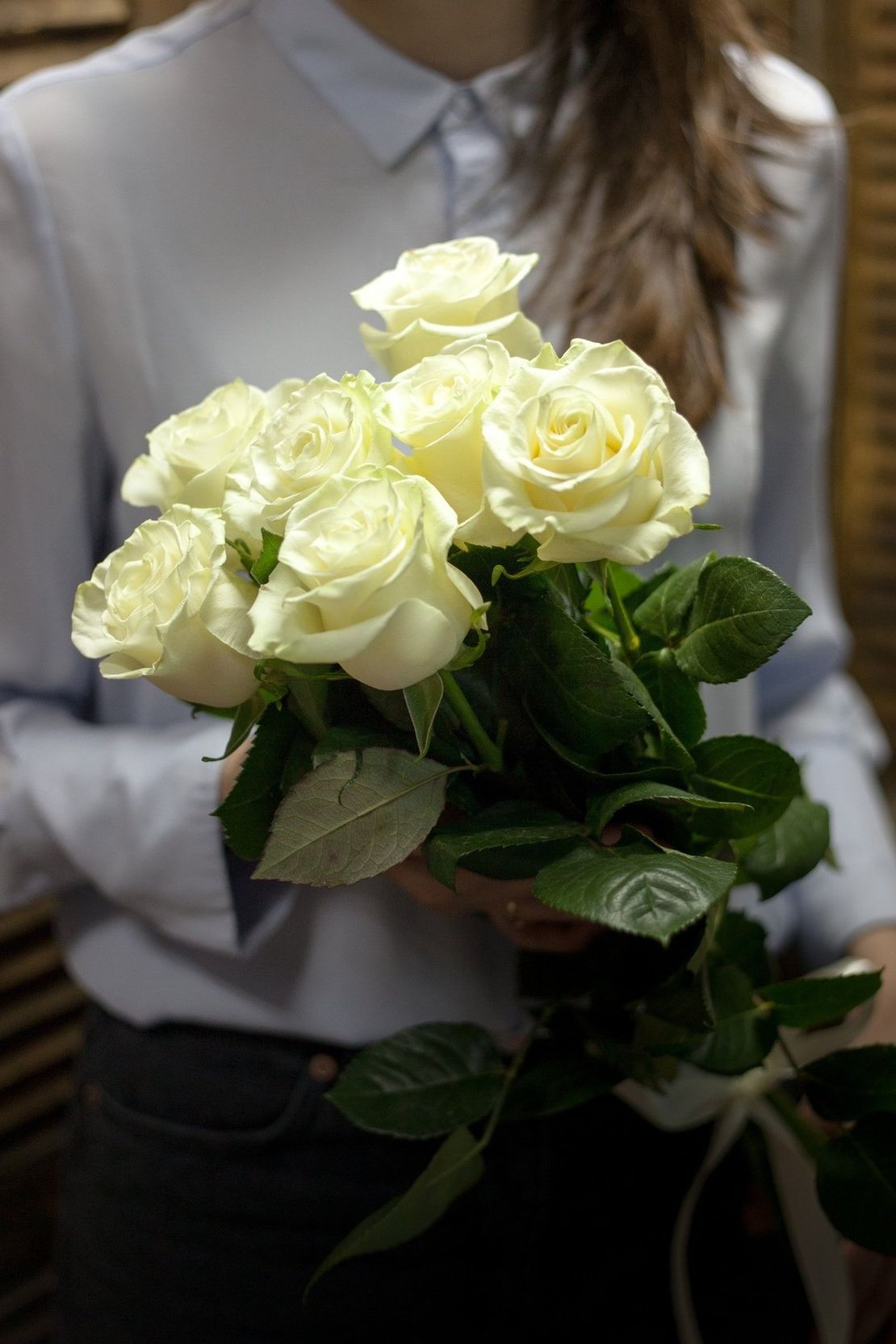 букет из 51 белой розы Mondial для свадьбы в Омске