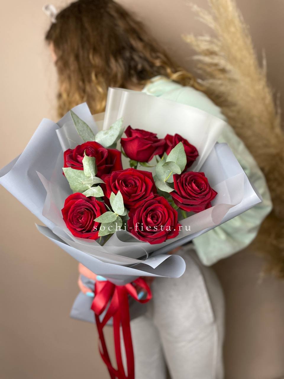 корпоративная композиция с розами для омского нефтехимического предприятия