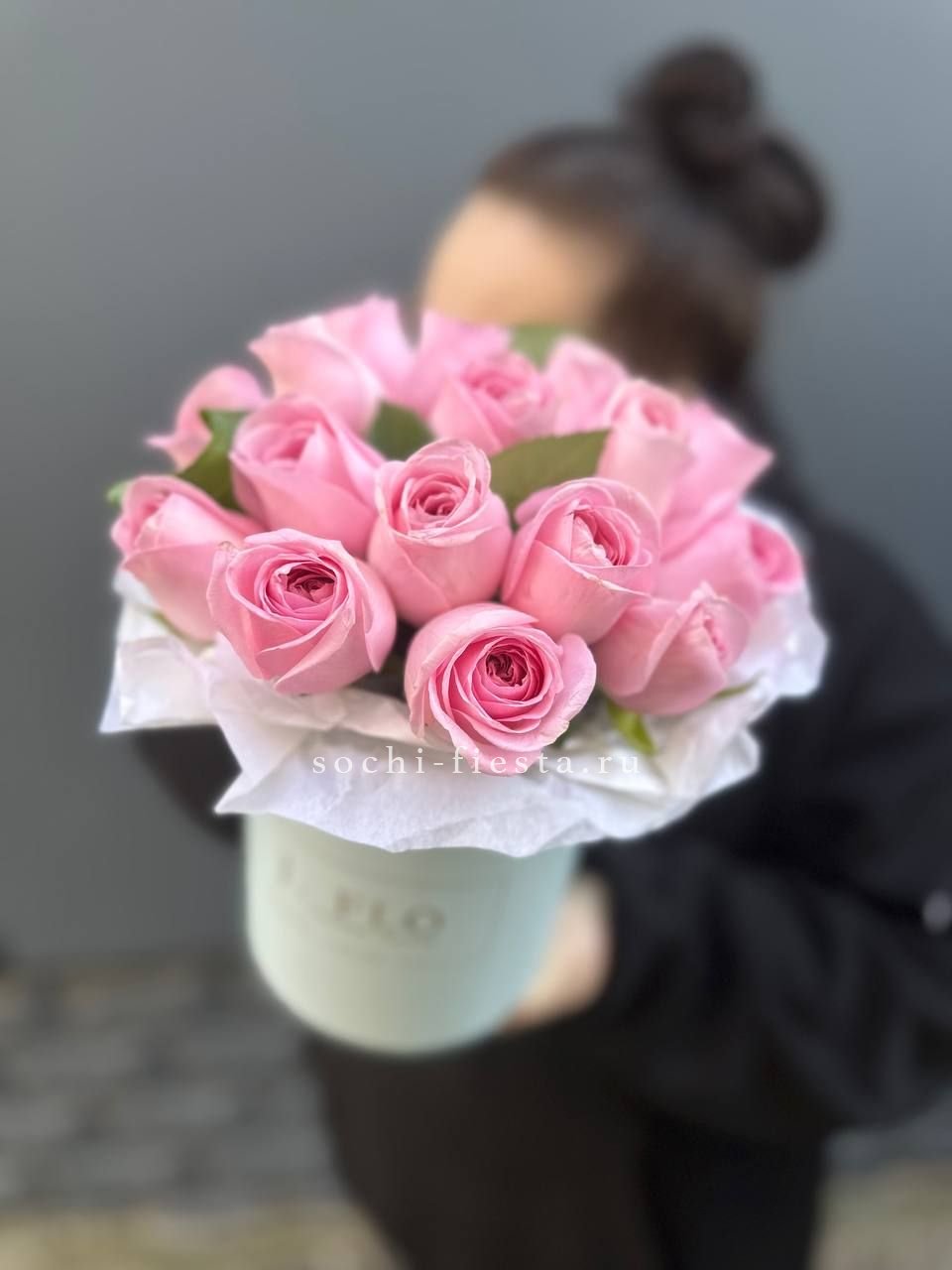 шляпная коробка с розами и хризантемой для омского офиса