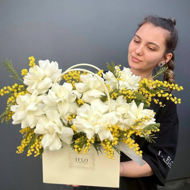 Французские Розы и мимоза  в сумочке  в Омске