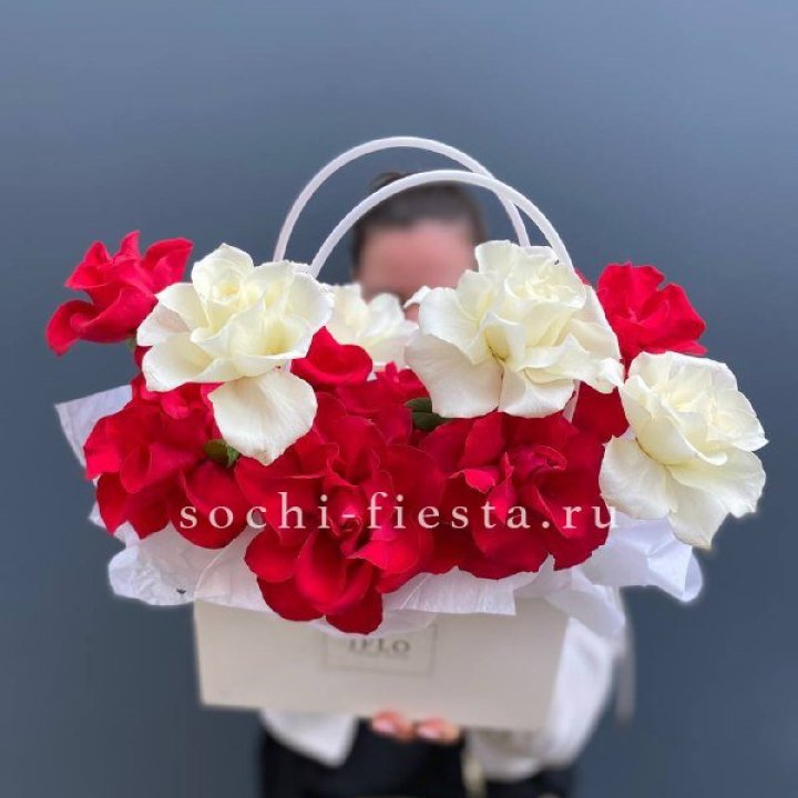 Сумочка  красных и белых роз в Омске