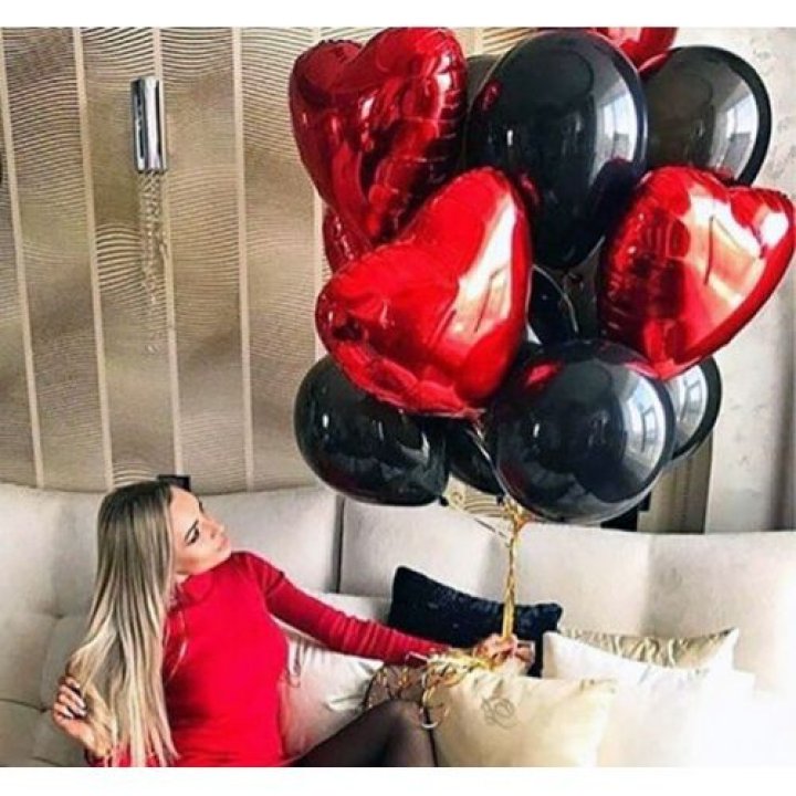 Фонтан из красных сердец с чёрными шарами  в Омске