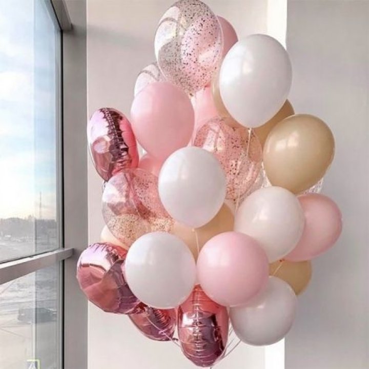 Фонтан шаров розового и белого цветов в Омске