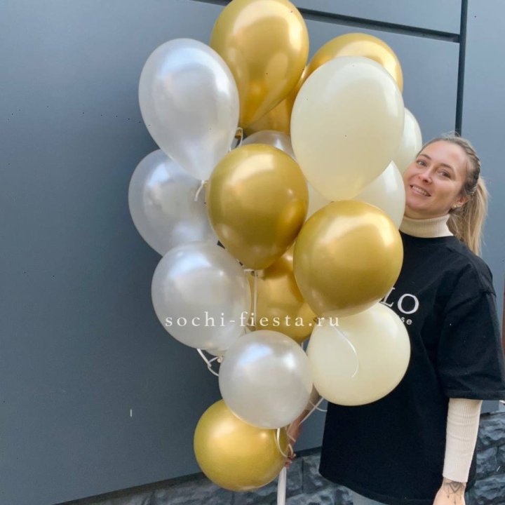 Облако шаров из белого и золотого оттенков в Омске