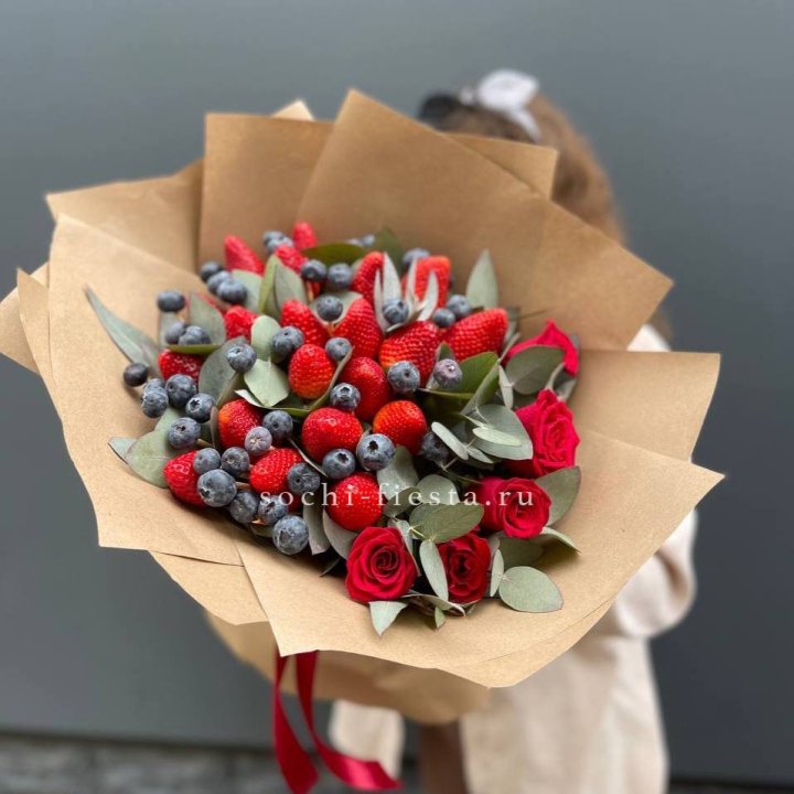 Клубника и голубика с цветами в Омске