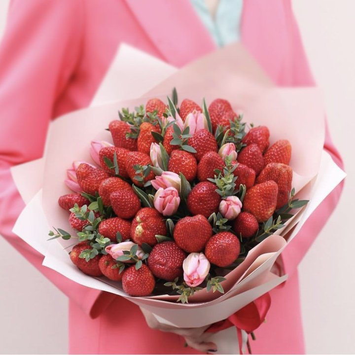 Тюльпаны и клубника в Омске