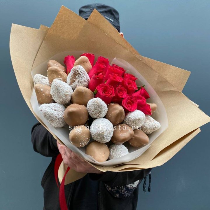 Розы и клубника в шоколаде Мерси в Омске