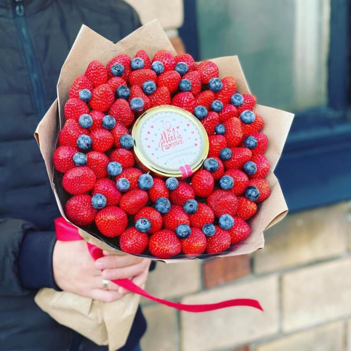 "Клубника и мёд" в Омске