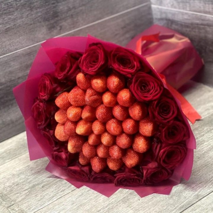 Клубничный букет с розами в Омске
