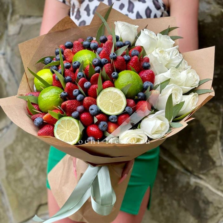 Ягодно-цитрусовый букет с розами в Омске