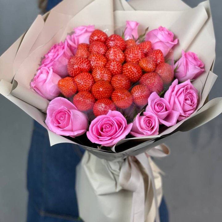 Клубника и розы в Омске