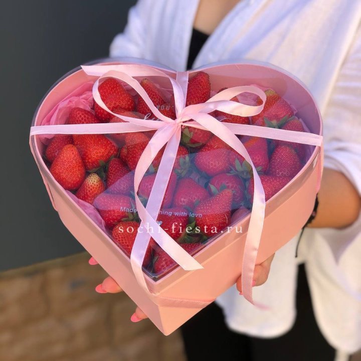 Коробочка сердце  с клубникой в Омске