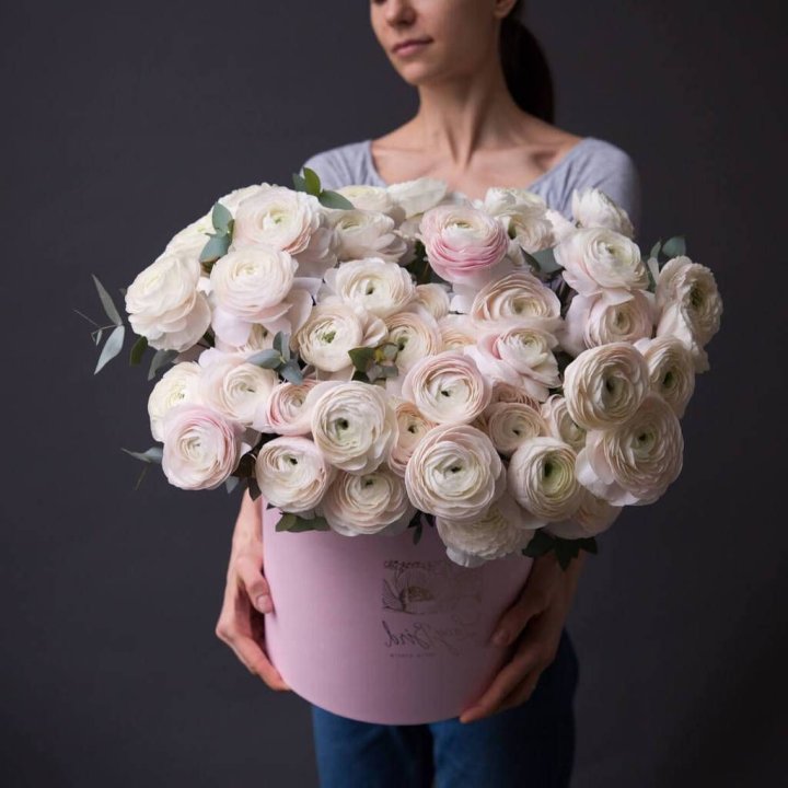 Бокс с ранункулюсами в Омске