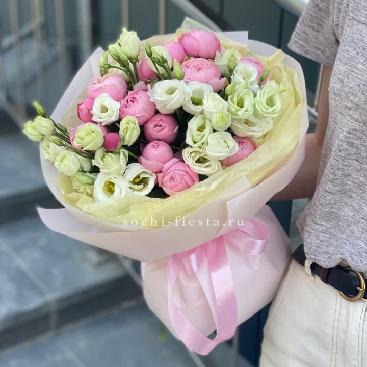 Букет кустовых роз с эустомой в Омске