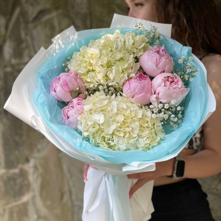 Букет с пионами "Блюсом" в Омске