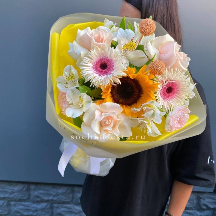 Букет с подсолнухом "Елоу" в Омске