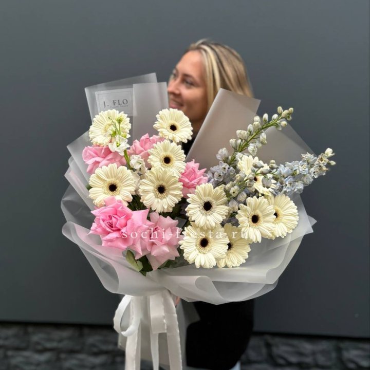 Букет роз и гербер в Омске