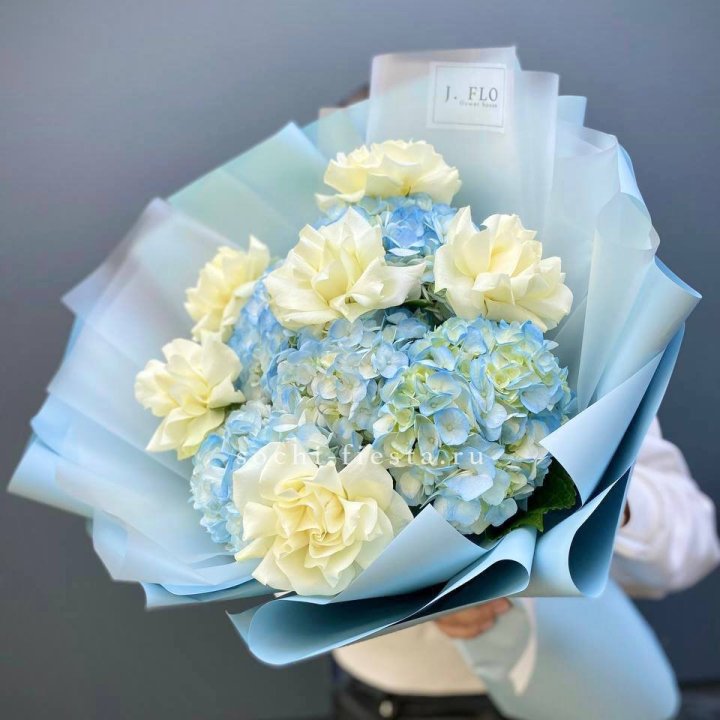  Букет из голубых гортензий и роз  в Омске