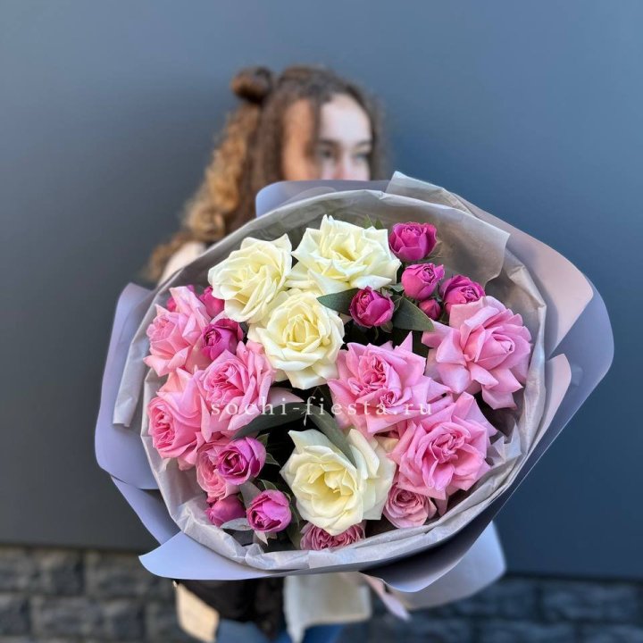 Букет французских и пионовидных роз в Омске