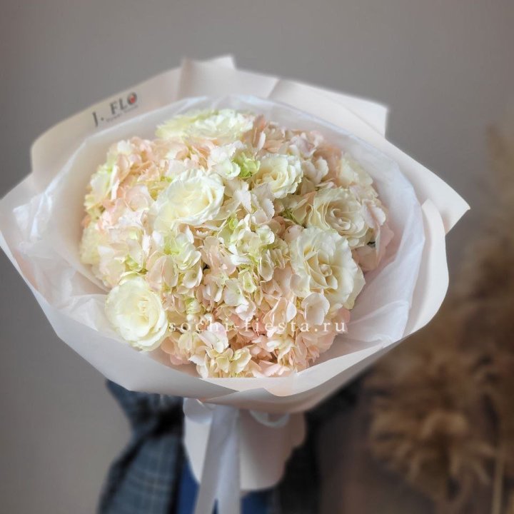  Букет гортензии и роз  в Омске