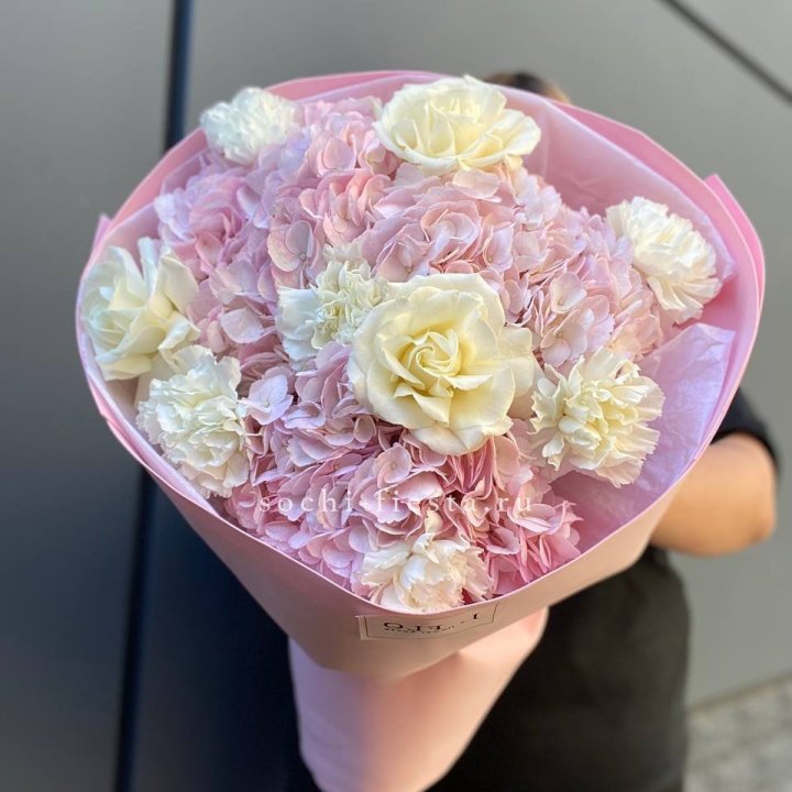  Букет гортензий и роз  в Омске