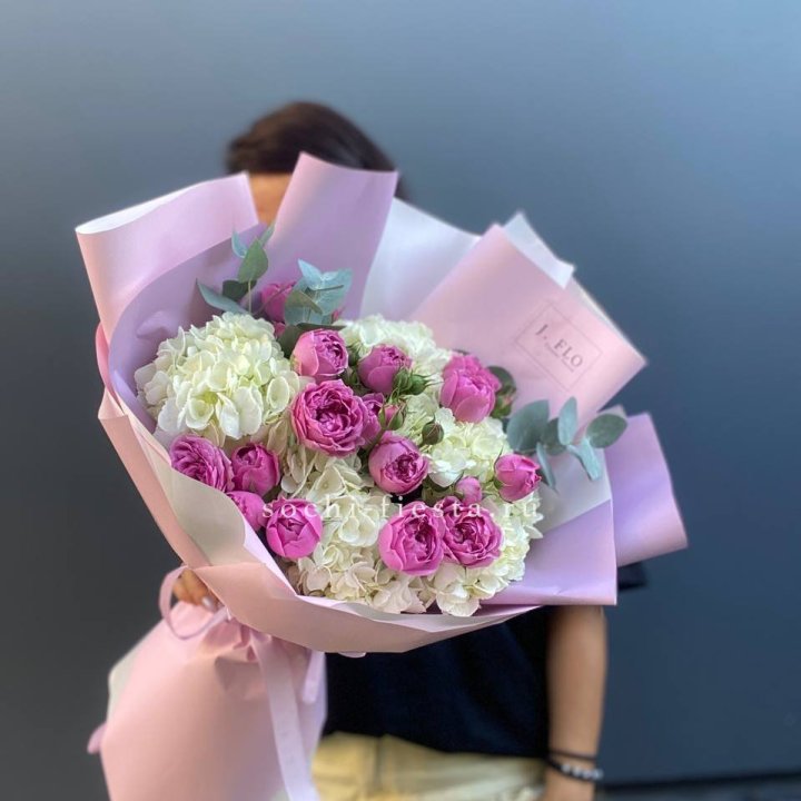 Букет белых гортензий и пионовидных роз  в Омске