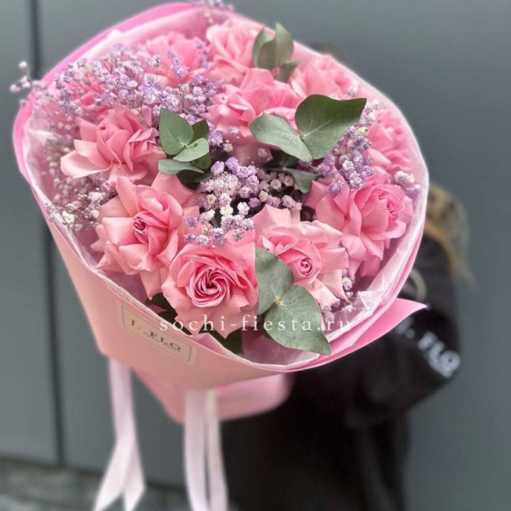 Розовые французские розы с гипсофилой в Омске