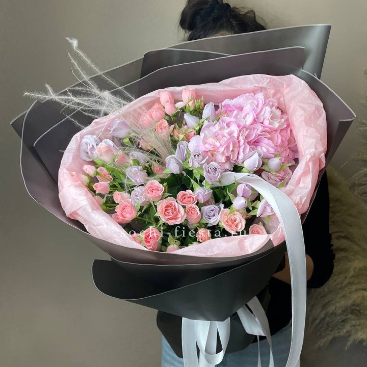  Букет гортензии и роз "Саперави" в Омске