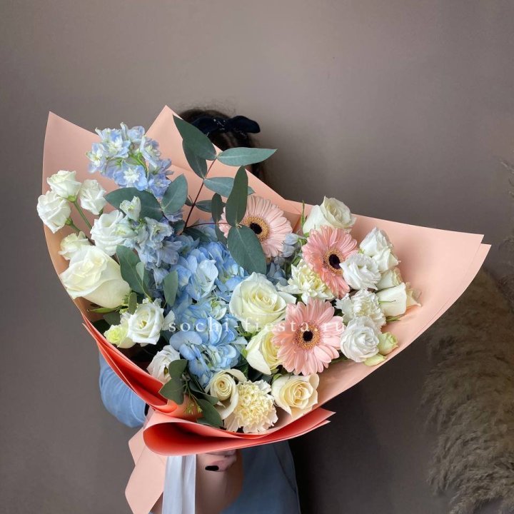  Букет гортензии и роз "Валенсия" в Омске