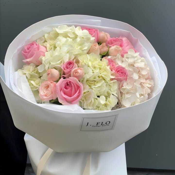  Букет гортензии и роз  "Тиамо" в Омске