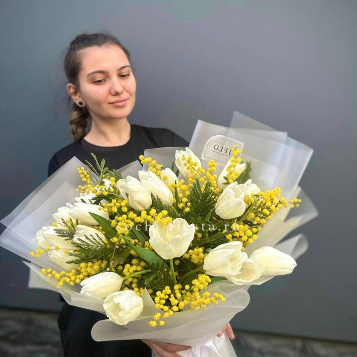 Букет тюльпанов и мимозы в Омске