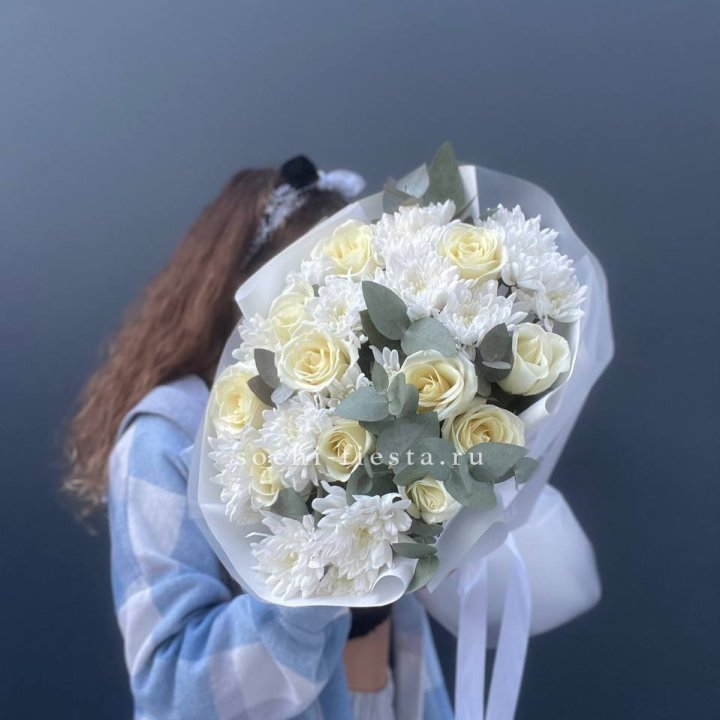  Букет белых роз с хризантемой  в Омске