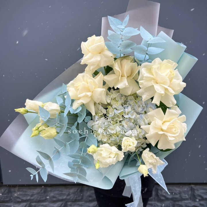 Букет с гортензией и белыми французскими розами в Омске