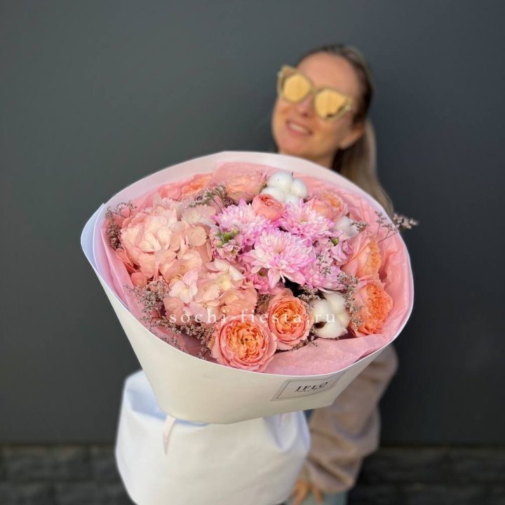 Букет гортензии и кустовых роз  в Омске