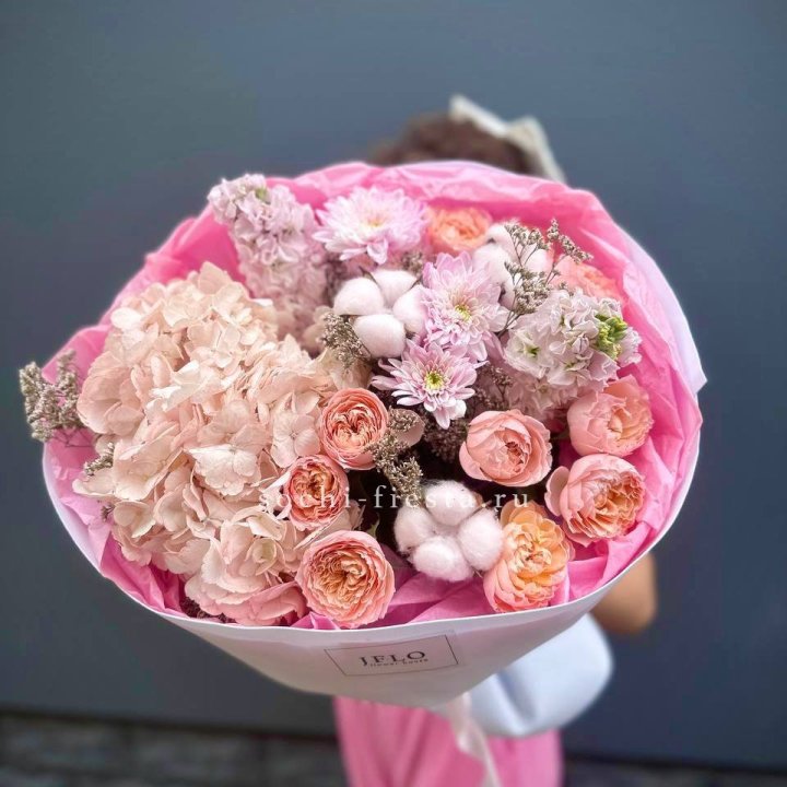 Букет гортензии и кустовых роз "Абрассо" в Омске