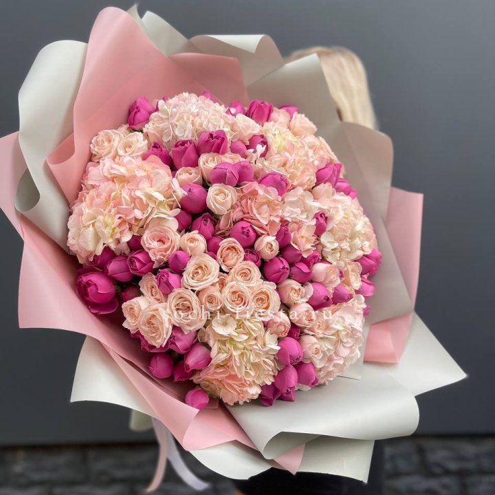 Букет кустовые розы и гортензия в Омске