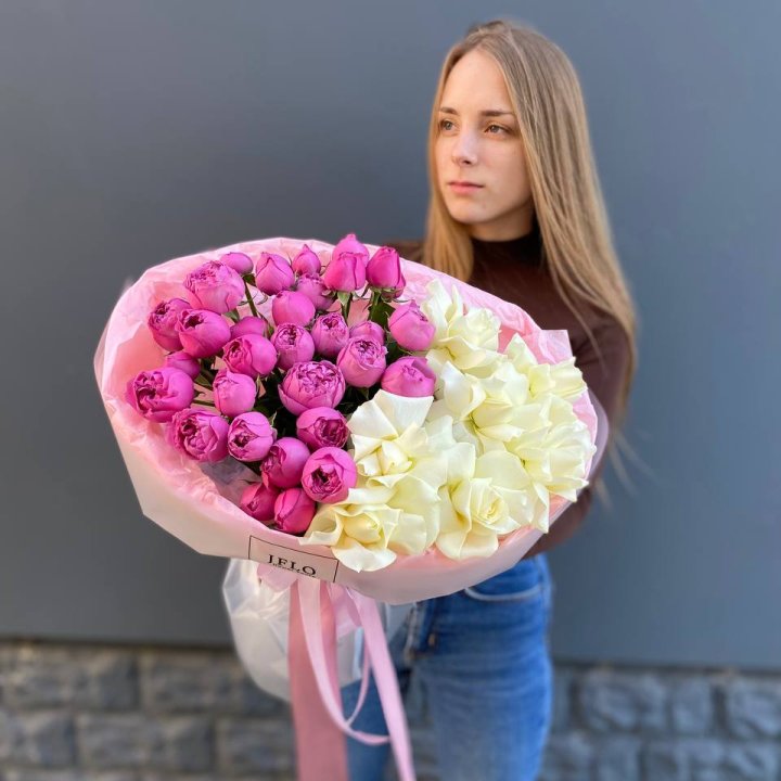 Дуо белых и кустовых роз в Омске