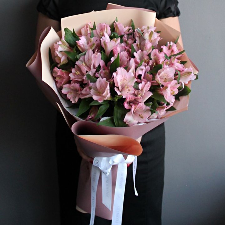 Букет розовых альстромерий в Омске