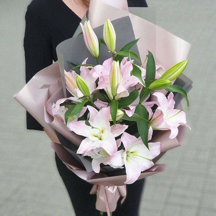 Букет розовых лилий в Омске