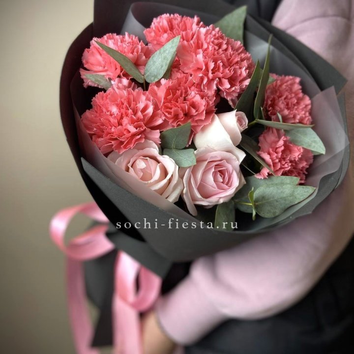 Букет из роз и диантусов "Пенелопа" в Омске