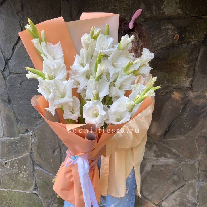 Букет белых гладиолусов  в Омске