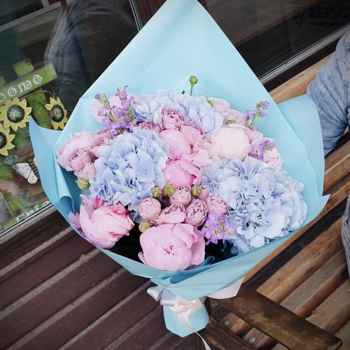 Букет с гортензиями "Блубери" в Омске