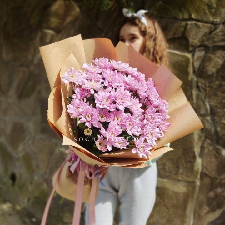 Букет хризантем в крафте в Омске