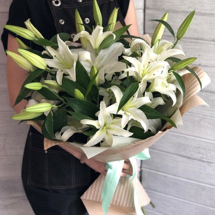Букет белых лилий в Омске