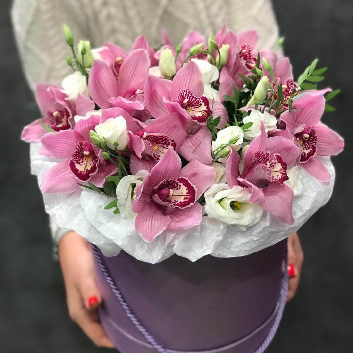 Орхидея и эустома в шляпной коробке в Омске